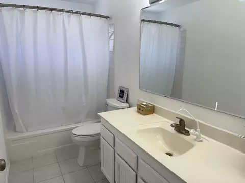 Bath - 6105 W Sylvester St, Pasco, WA 99301 photo 2 of 4