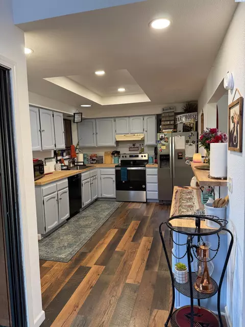 Kitchen - 6105 W Sylvester St, Pasco, WA 99301 photo 1 of 2
