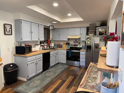 Kitchen - 6105 W Sylvester St, Pasco, WA 99301 photo 2 of 2