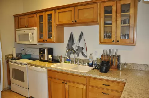 Kitchen - 1645 NE Merman Dr #B-301, Pullman, WA 99163 photo 3 of 5