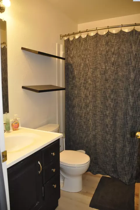 Bath - 1645 NE Merman Dr #B-301, Pullman, WA 99163 photo 1 of 1