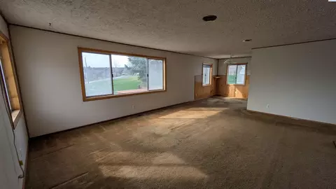 Living - 321 NW Cleveland St, Pullman, WA 99163 photo 2 of 9