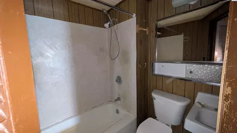 Bath - 321 NW Cleveland St, Pullman, WA 99163 photo 2 of 2