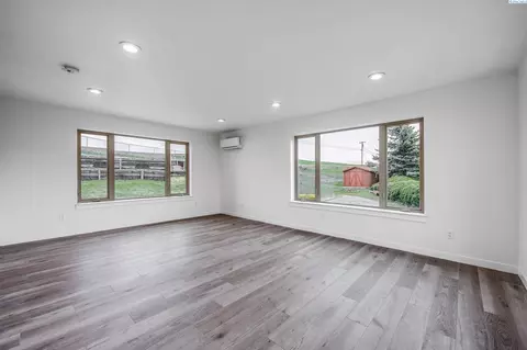 Living - 1890 SE Johnson Ave, Pullman, WA 99163 photo 5 of 7