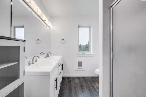 Bath - 1890 SE Johnson Ave, Pullman, WA 99163 photo 2 of 3