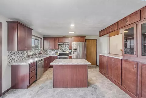 Kitchen - 1810 NW Deane St, Pullman, WA 99163 photo 1 of 5