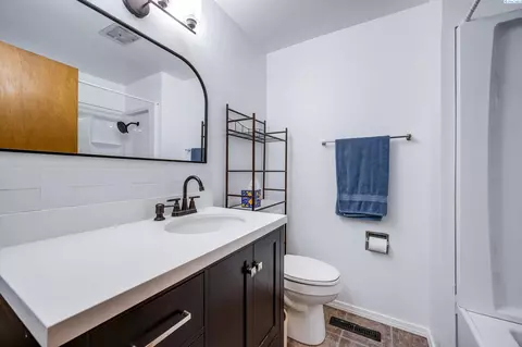 Bath - 1810 NW Deane St, Pullman, WA 99163 photo 2 of 3