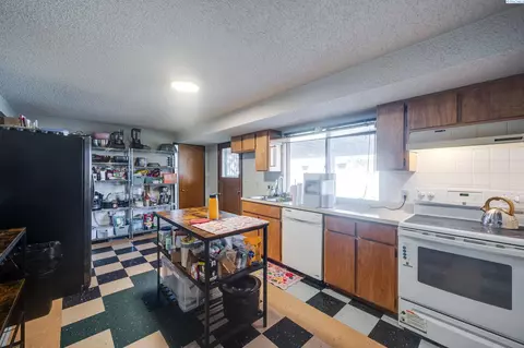 Kitchen - 1810 NW Deane St, Pullman, WA 99163 photo 4 of 5