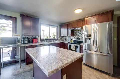 Kitchen - 1810 NW Deane St, Pullman, WA 99163 photo 1 of 5