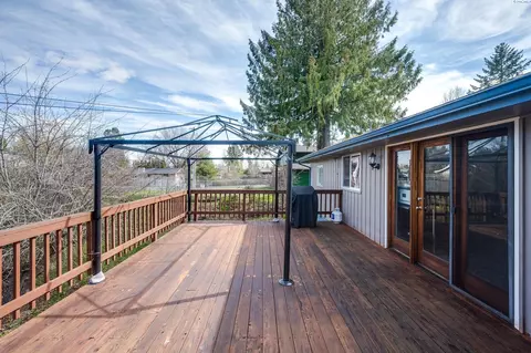Exterior - 1810 NW Deane St, Pullman, WA 99163 photo 3 of 9