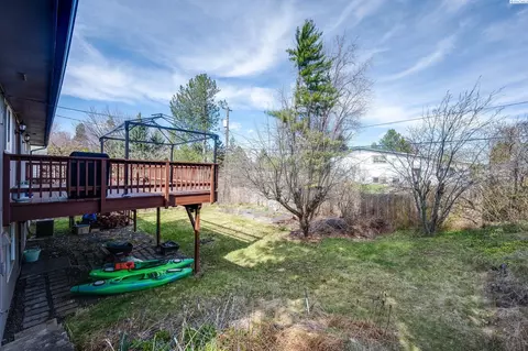 Exterior - 1810 NW Deane St, Pullman, WA 99163 photo 4 of 9