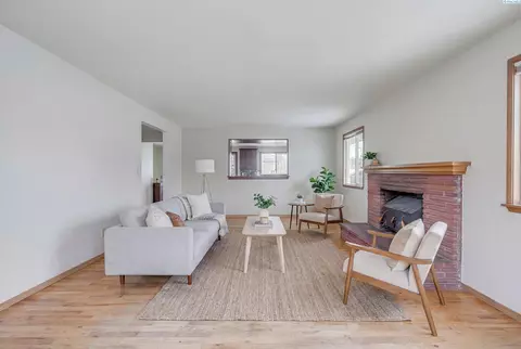 Living - 1810 NW Deane St, Pullman, WA 99163 photo 1 of 4