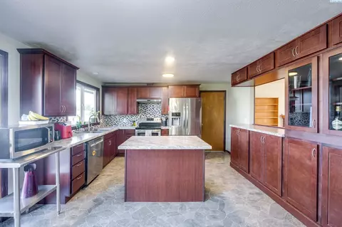 Kitchen - 1810 NW Deane St, Pullman, WA 99163 photo 2 of 5