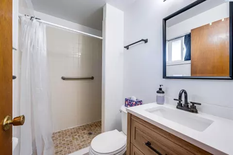 Bath - 1810 NW Deane St, Pullman, WA 99163 photo 1 of 3