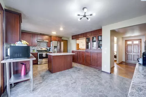 Kitchen - 1810 NW Deane St, Pullman, WA 99163 photo 3 of 5