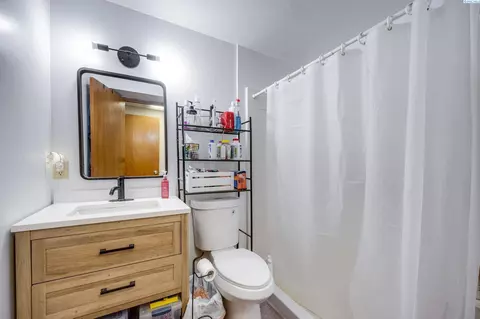 Bath - 1810 NW Deane St, Pullman, WA 99163 photo 3 of 3