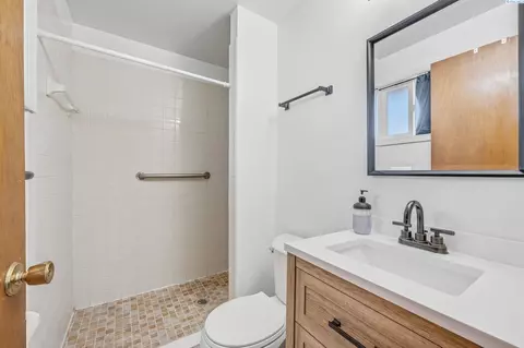 Bath - 1810 NW Deane St, Pullman, WA 99163 photo 2 of 3