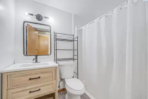 Bath - 1810 NW Deane St, Pullman, WA 99163 photo 3 of 3