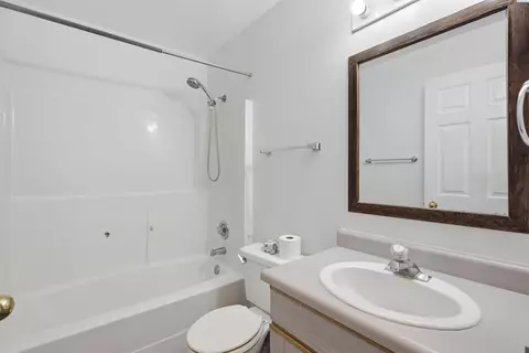 Bath - 1645 NE Merman Dr #C202, Pullman, WA 99163 photo 1 of 1