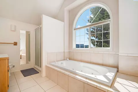 Bath - 640 SE Crestview St, Pullman, WA 99163 photo 3 of 5