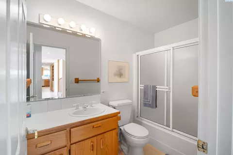Bath - 640 SE Crestview St, Pullman, WA 99163 photo 1 of 5
