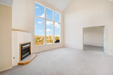 Living - 640 SE Crestview St, Pullman, WA 99163 photo 1 of 4
