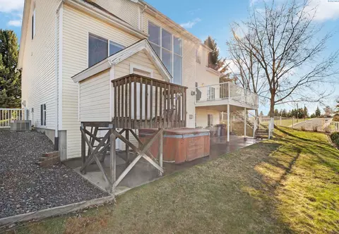 Exterior - 640 SE Crestview St, Pullman, WA 99163 photo 5 of 9