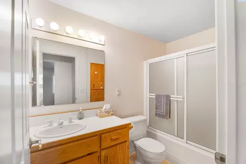Bath - 640 SE Crestview St, Pullman, WA 99163 photo 5 of 5