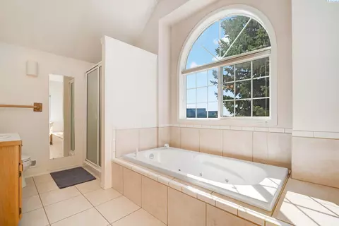 Bath - 640 SE Crestview St, Pullman, WA 99163 photo 3 of 5