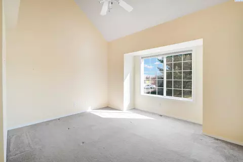 Living - 640 SE Crestview St, Pullman, WA 99163 photo 4 of 4