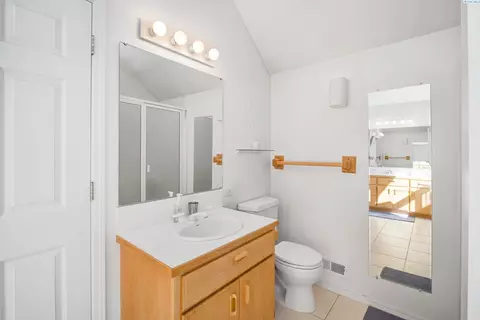 Bath - 640 SE Crestview St, Pullman, WA 99163 photo 4 of 5