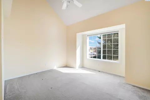 Living - 640 SE Crestview St, Pullman, WA 99163 photo 4 of 5