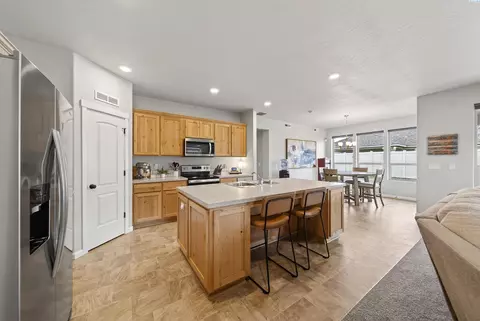 1545 W 32nd Ave, Kennewick, WA 99337