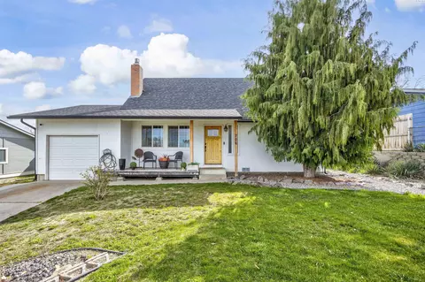 706 Buena Vista Ave, Sunnyside, WA 98944