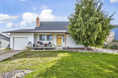 706 Buena Vista Ave, Sunnyside, WA 98944