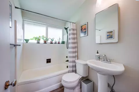 Bath - 1765 SW Baldwin Dr, Pullman, WA 99163 photo 2 of 2