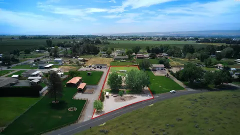 73 W Sunset Dr, Burbank, WA 99323