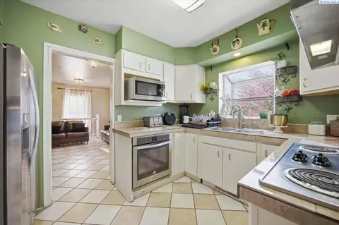 Kitchen - 932 W Agate St, Pasco, WA 99301 photo 3 of 3