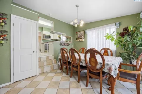 Dining - 932 W Agate St, Pasco, WA 99301 photo 2 of 3