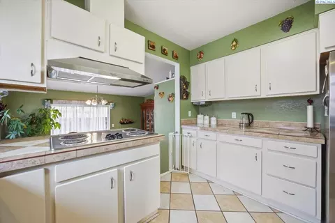 Kitchen - 932 W Agate St, Pasco, WA 99301 photo 2 of 3
