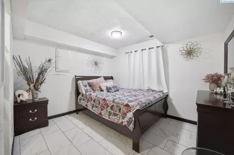 Bedroom - 932 W Agate St, Pasco, WA 99301 photo 4 of 5