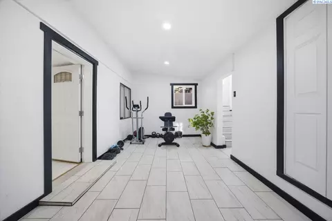 Entry Way - 932 W Agate St, Pasco, WA 99301 photo 3 of 3