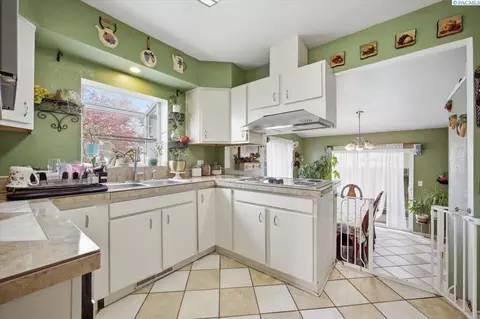 Kitchen - 932 W Agate St, Pasco, WA 99301 photo 1 of 3