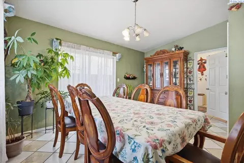 Dining - 932 W Agate St, Pasco, WA 99301 photo 3 of 3