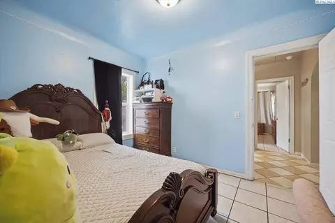 Bedroom - 932 W Agate St, Pasco, WA 99301 photo 1 of 5