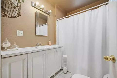 Bath - 932 W Agate St, Pasco, WA 99301 photo 1 of 1