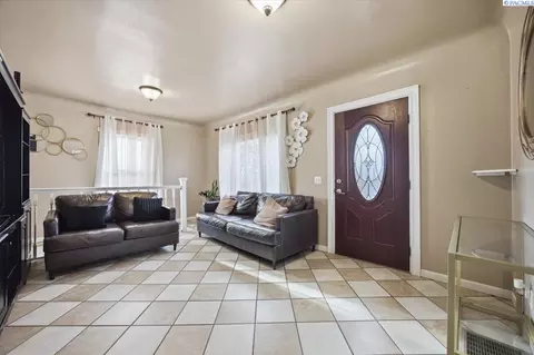 Entry Way - 932 W Agate St, Pasco, WA 99301 photo 1 of 3