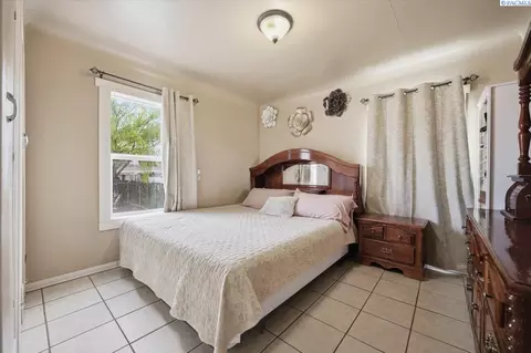 Bedroom - 932 W Agate St, Pasco, WA 99301 photo 2 of 5
