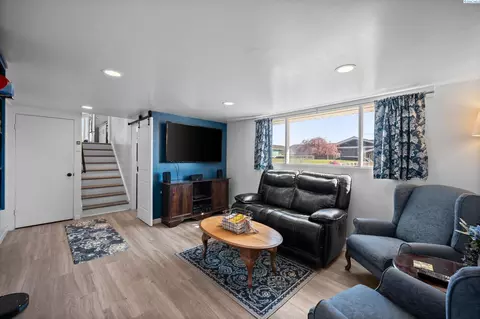 Living - 708 S Crestview St, Colfax, WA 99111 photo 2 of 3