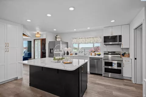 Kitchen - 708 S Crestview St, Colfax, WA 99111 photo 3 of 4